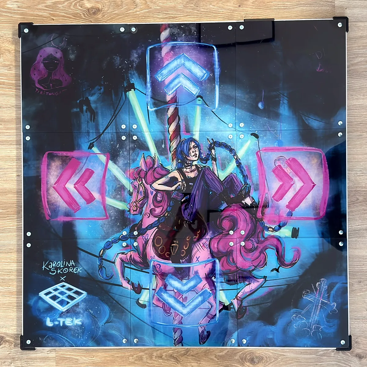 01-prox-obraz-z-gory-1200x1200-1 - Interactive Mats L-TEK Tapis de danse L-TEK PRO X vu de dessus : les neuf panneaux imprimés avec une œuvre peinte à la main par Karolina Skorek