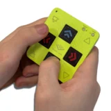 ライム色のカバーと4つの矢印ボタンを備えたLTEK Mini Finger Mat ― 実機画像