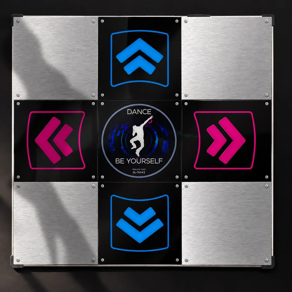 ltek-metal-black-dance-pad-上面図 - Interactive Mats L-TEK ネオンロゴをあしらった金属製の格子壁で、中央には「DANCE BE YOURSELF」と書かれたステッカーが貼られており、円形のデザインの中にダンサーのシルエットが描かれている。