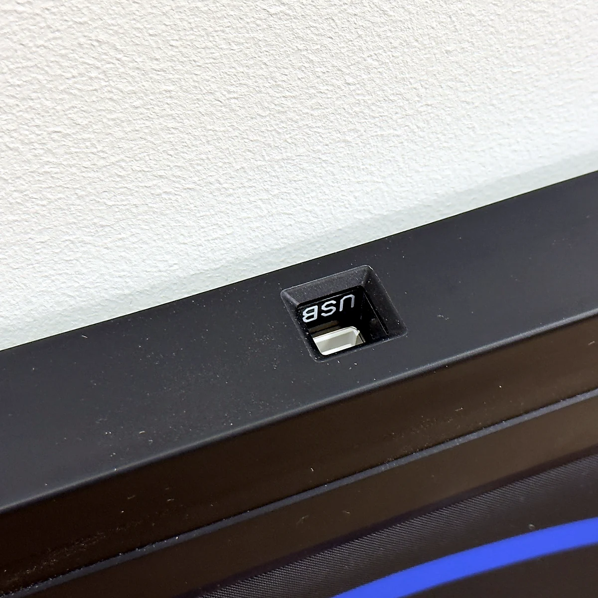 sq-nlgm-usb-socket - Interactive Mats L-TEK USB socket recessed into the electronics bar of the L-TEK Next Level Gaming Mat, marked USB