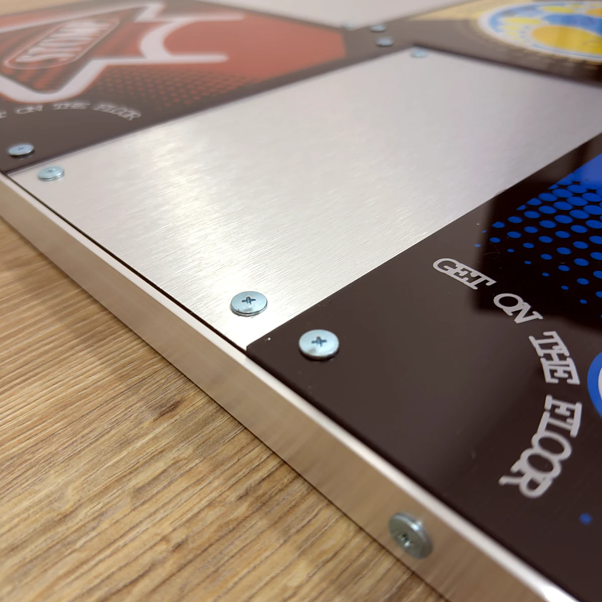 sq-piu-aluminium-frame - Interactive Mats L-TEK Aluminium frame and screwed panel joints of the L-TEK PIU PRO Metal dance pad on a wooden floor